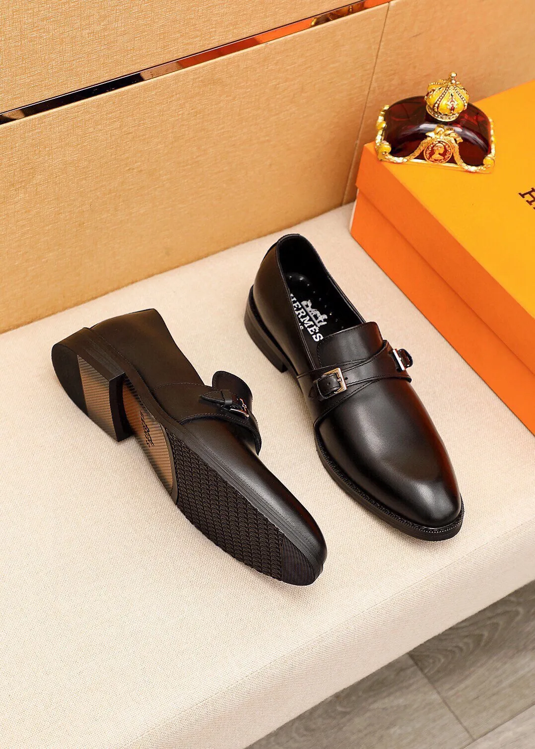 Men's shoes 💰480 💐 Product trademark: HERMES "Hermès" casual leather shoes Regular size: 38-44 (45🉑️customized) Product materials: Selected imported first-layer calfskin upper + classic hardware buckle, imported water-dyed 🐂 cowhide lining. Strong three-dimensional visual effect, non-slip and wear-resistant combination outsole Color: 2⃣️colors available